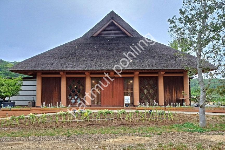 BAN-SHIGERU-HARU-SAN-SAN07 Restaurant with pillars made from recycled paper and roof made from local grass