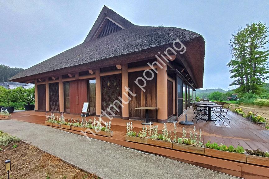 BAN-SHIGERU-HARU-SAN-SAN08 Restaurant with pillars made from recycled paper and roof made from local grass