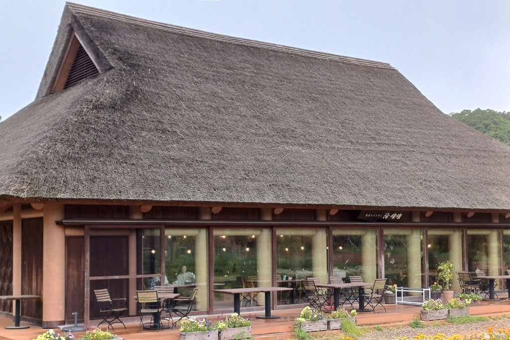 BAN-SHIGERU-HARU-SAN-SAN12 Restaurant with a roof made from local grass