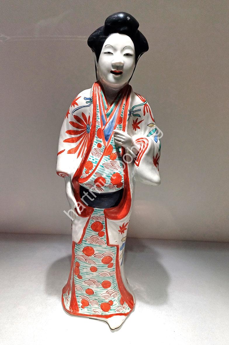 JAPAN-STADT-ARITA-KYUSHU-CERAMIC-MUSEUM-WOMAN-IN-KIMONO