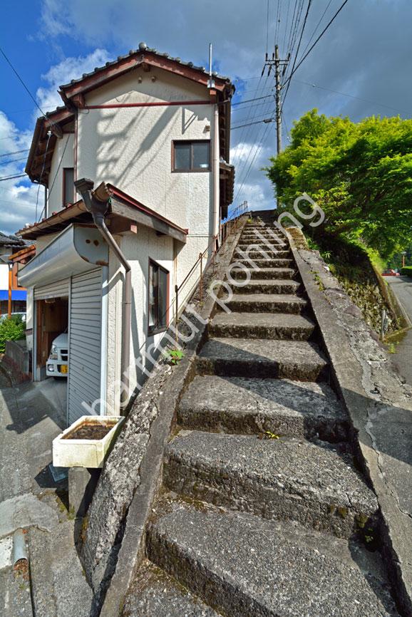 JAPAN-STADT-YUSUHARA-STONE-STAIRCASE
