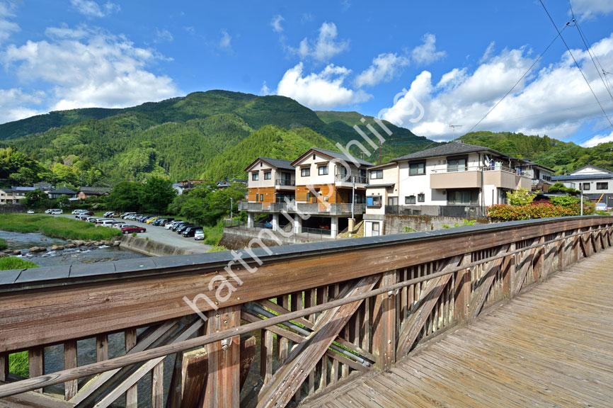 JAPAN-STADT-YUSUHARA-WOODEN-BRIDGE