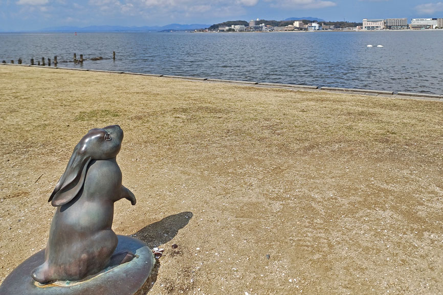 Shimane Art Museum in der Stadt Matsue mit Hase als Kunstobjekt
