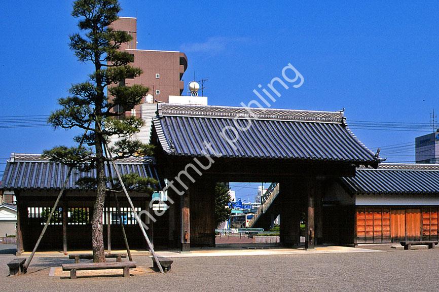 JAPANESE-CASTLE-TOKUSHIMA-JOU-ENTRANCE-GATE
